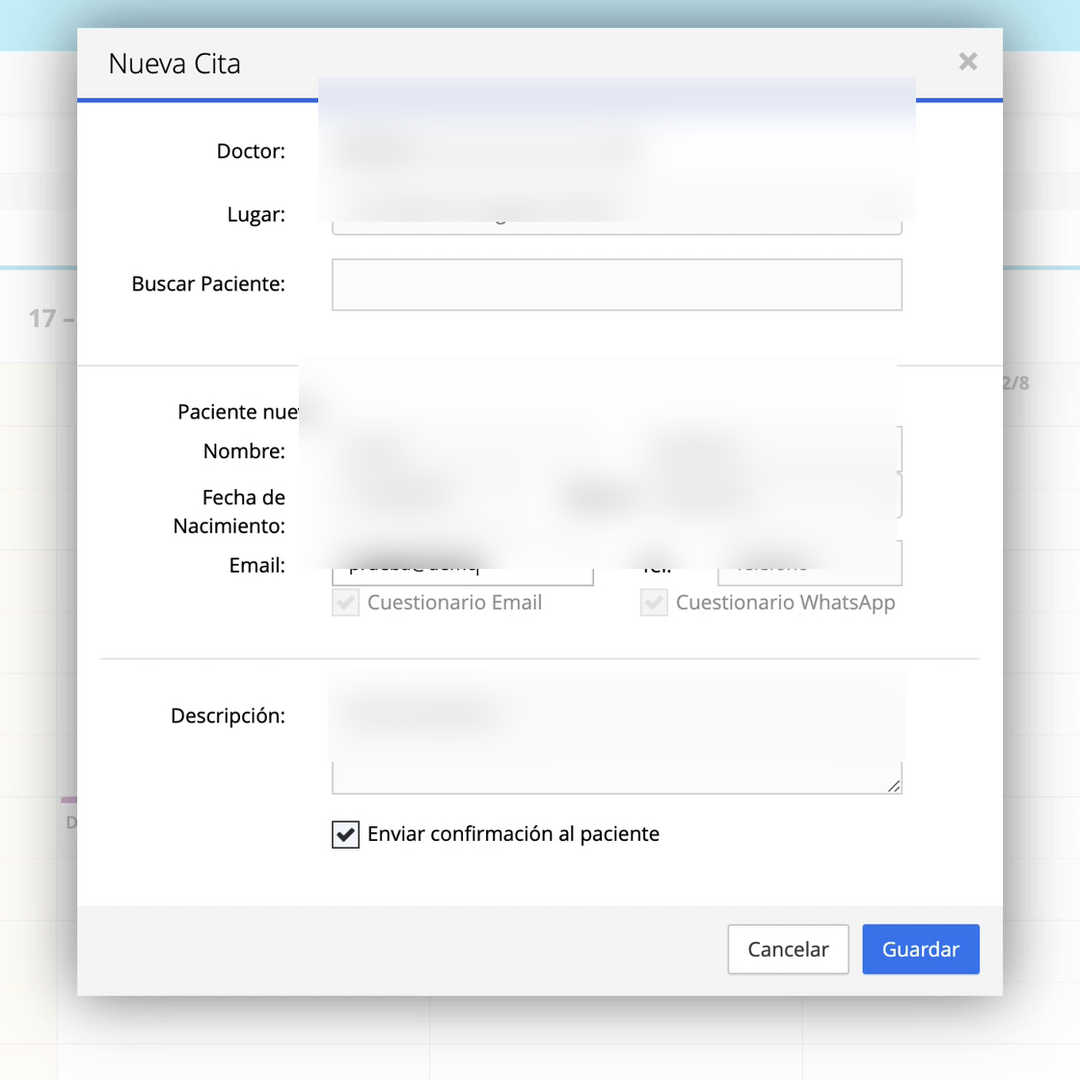 Pantalla real anonimizada de SaludTotal para enviar el cuestionario por email o WhatsApp